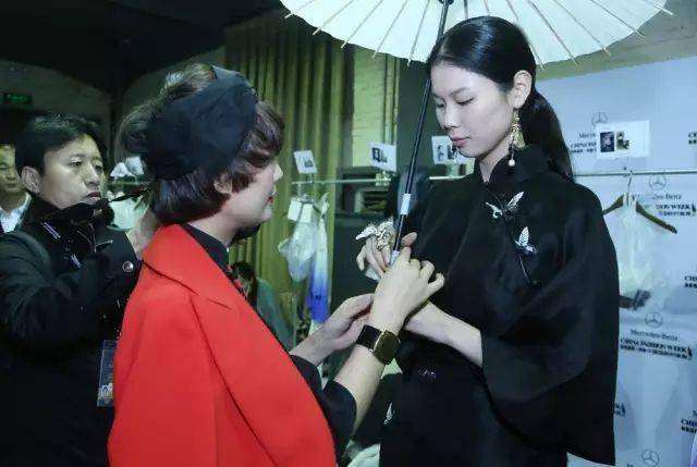 后花絮时装秀场“幕后花絮”揭秘AG真人游戏平台app秀场幕